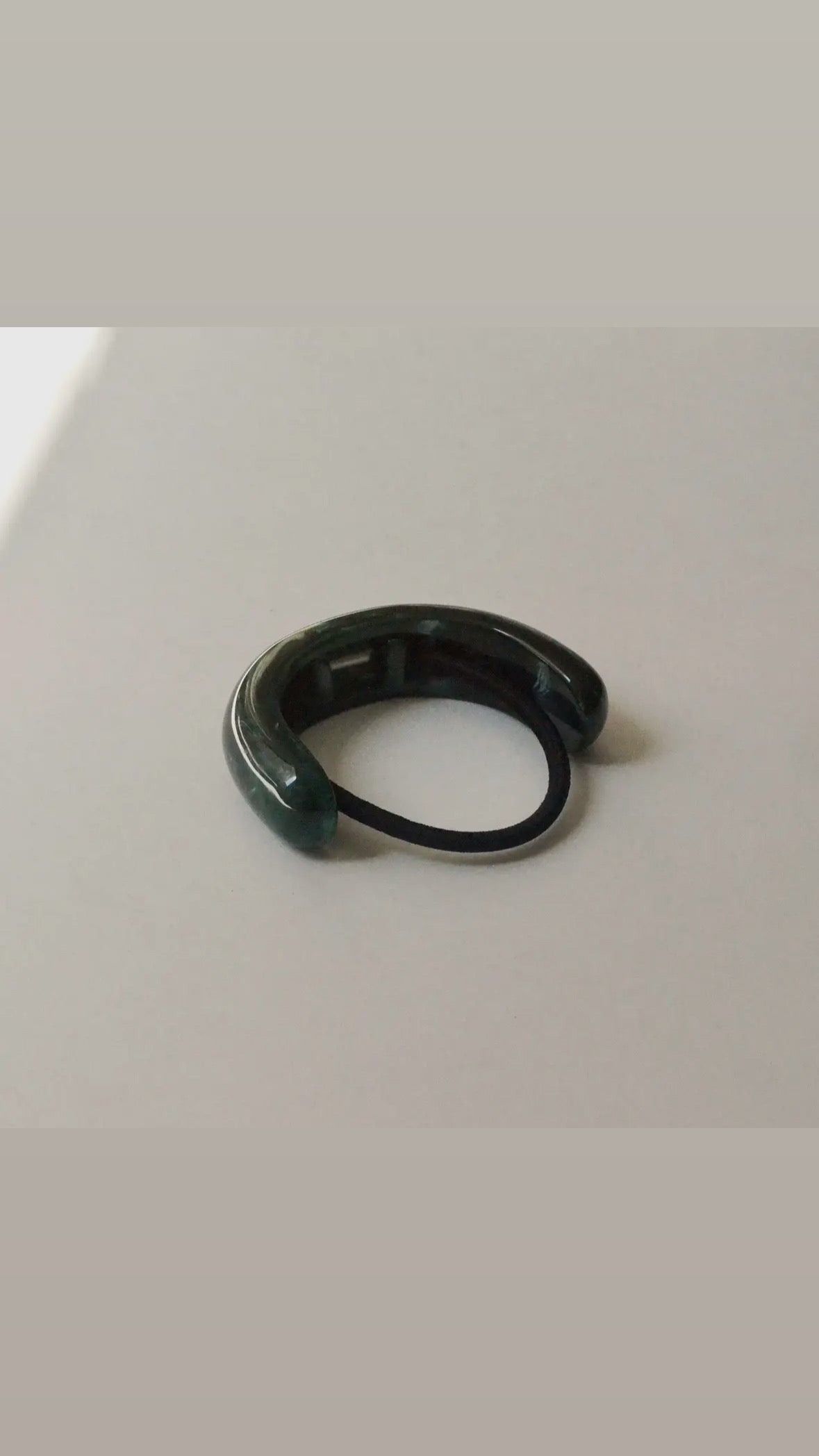 KAAREM - Wide Arch Resin Ponytail Hair Tie in Dark Green - Nar'sha