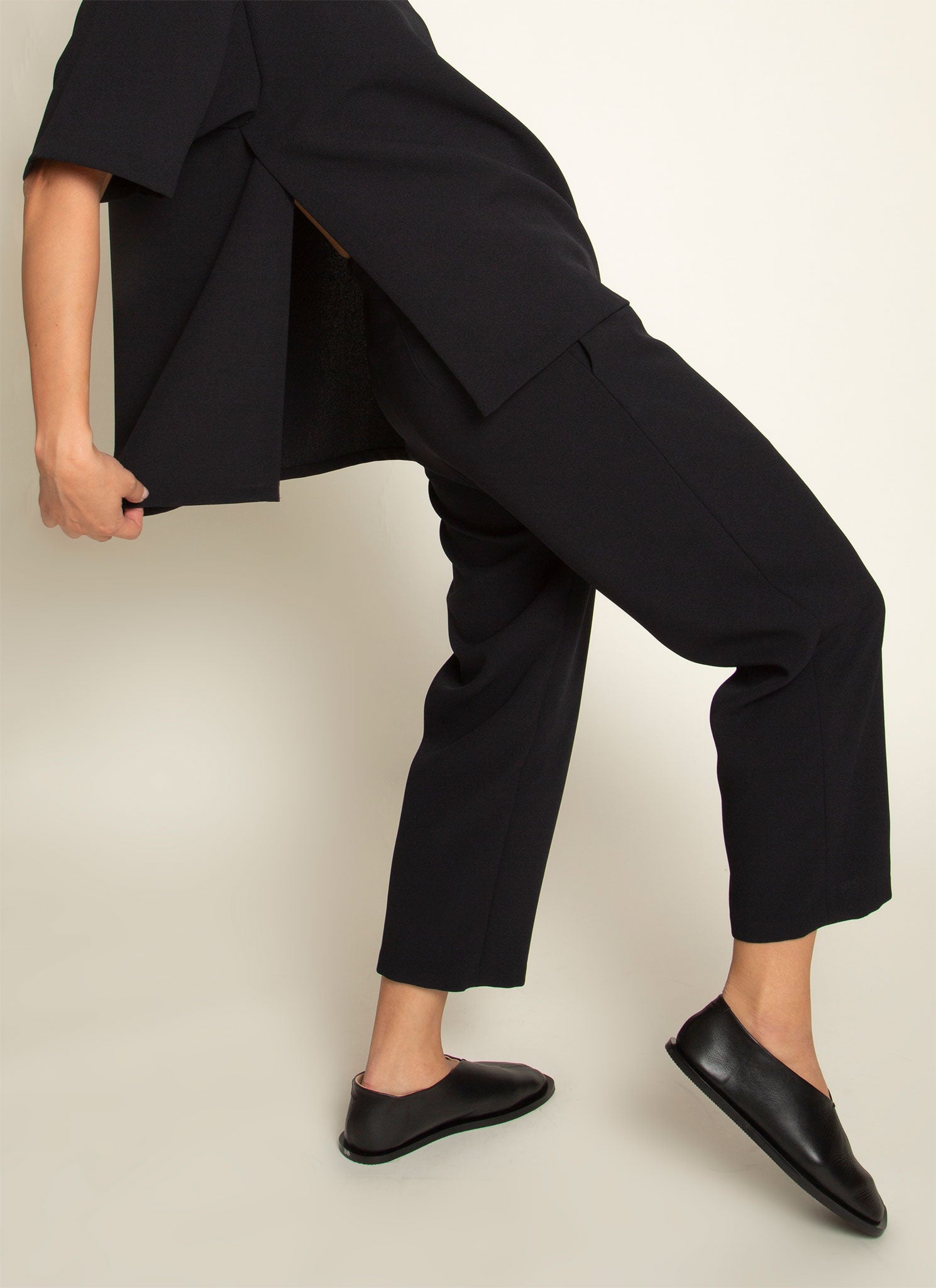 KAAREM - Sua Tapered Trouser Pocket Pant in Black Blue display picture 1
