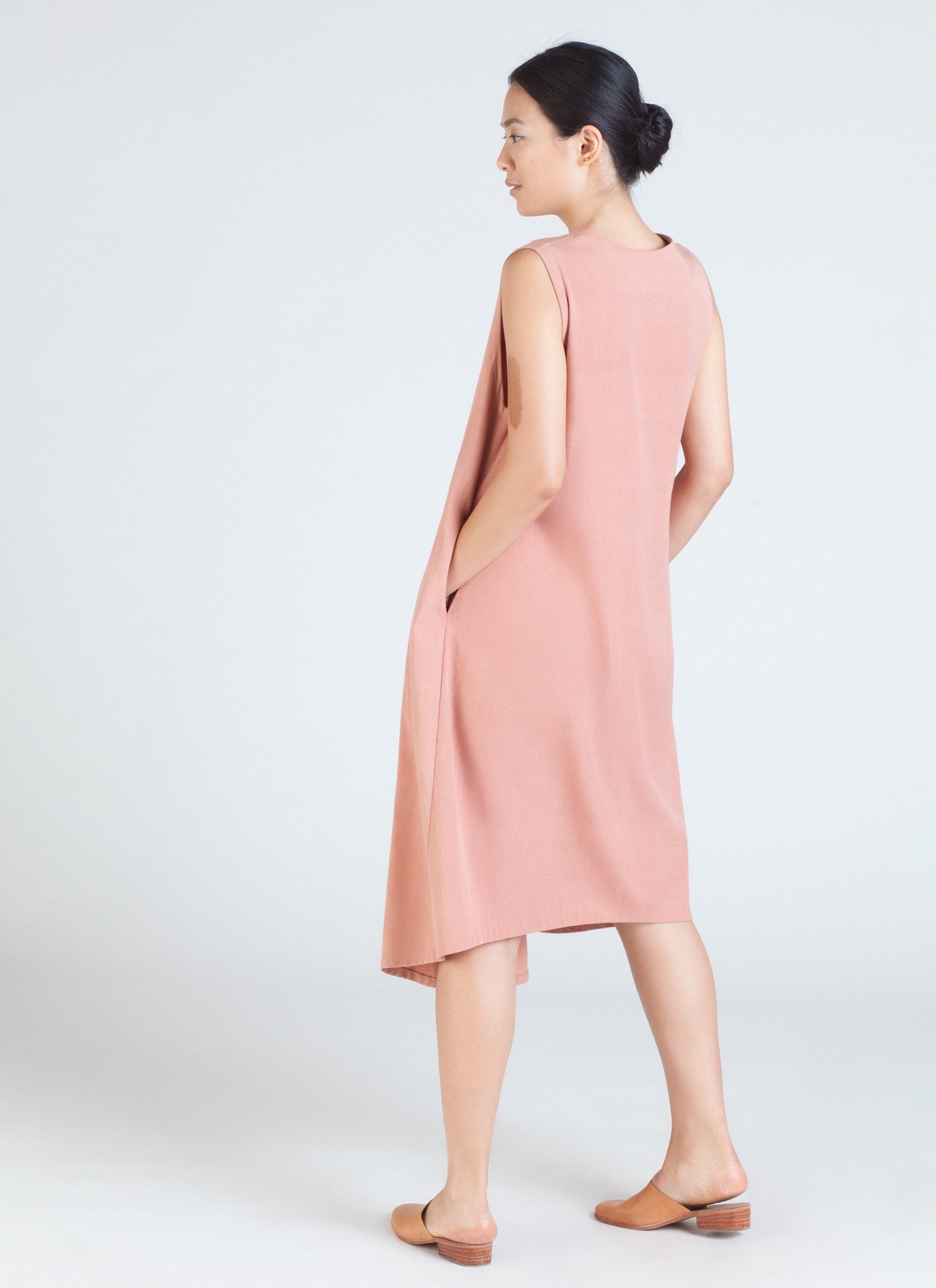 Migrate Center Pleated Sleeveless Midi Dress - Salmon Pink