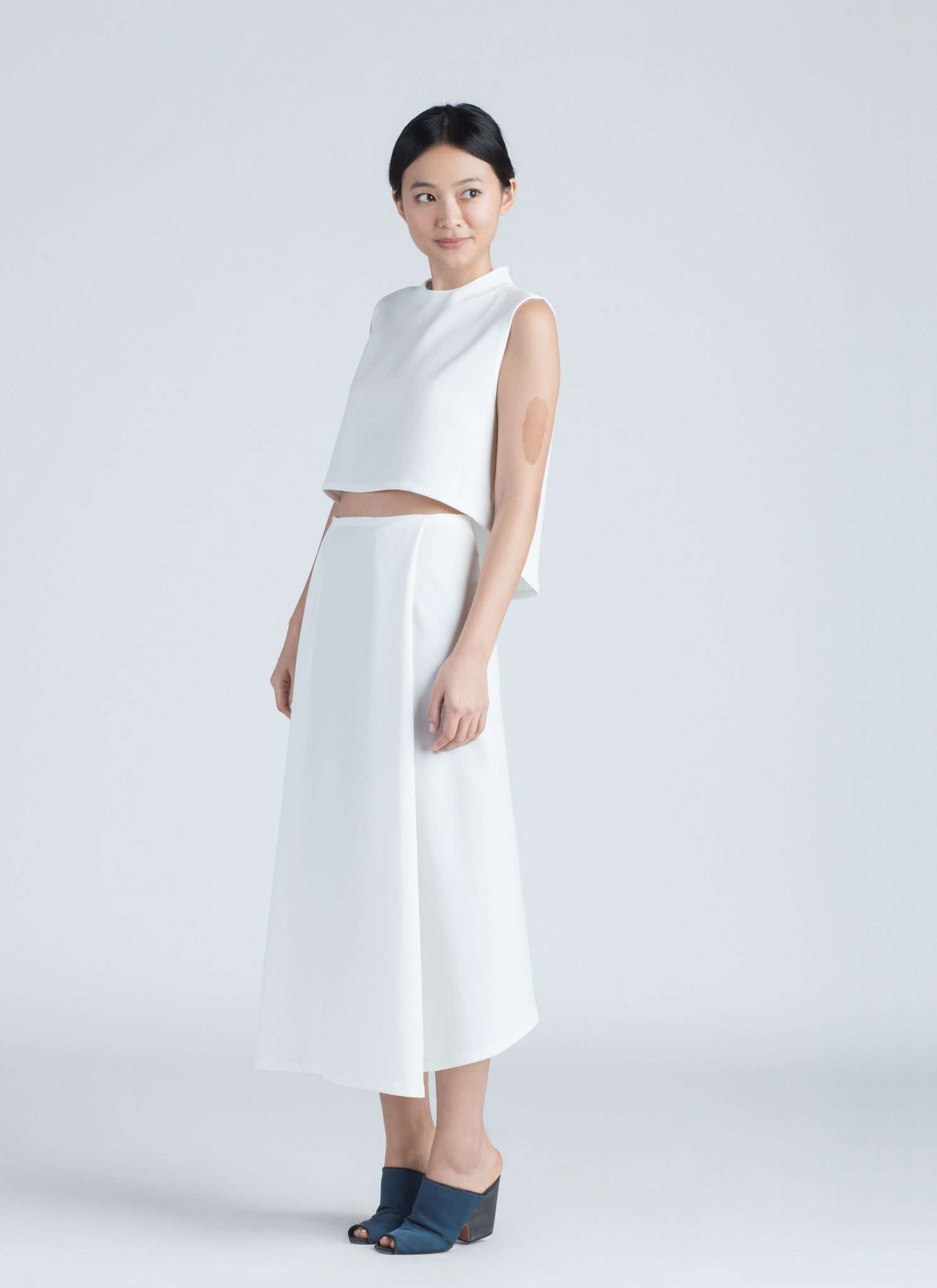 KAAREM - Wind Chime Raised Collar Cropped Top - White