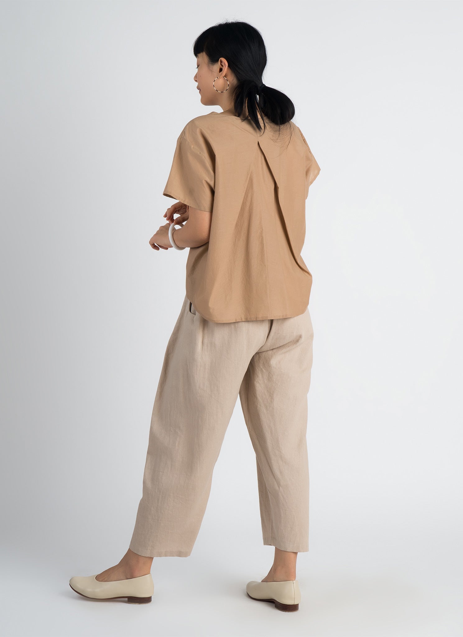 KAAREM - Seed Pleated Tapered Pant w/ Elastic (Unisex) - Dark Cream